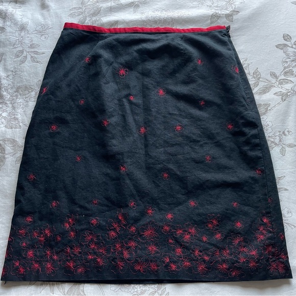 Vintage Black Red Floral Embroidered Linen Mini Skirt 14 Dark Cottagecore Goth - Picture 1 of 7